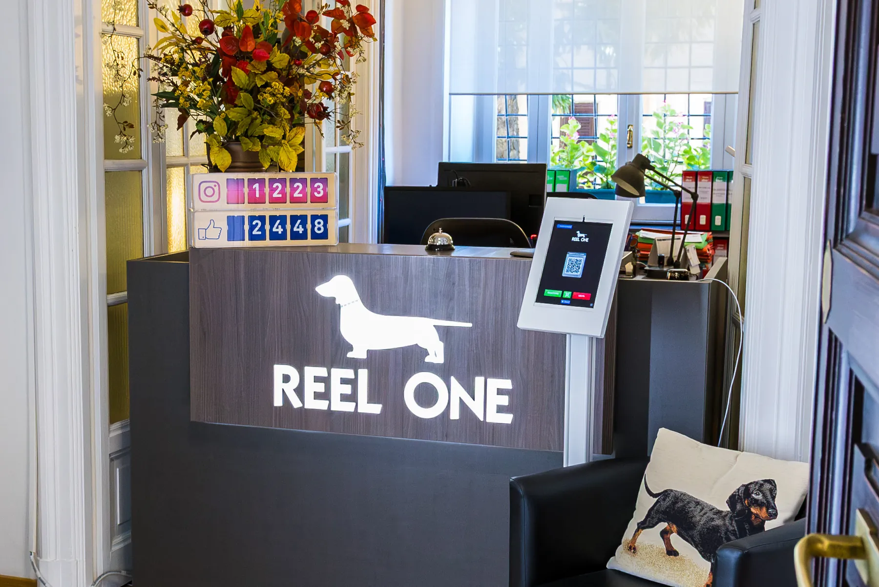 L’ingresso di Reel One: il bancone della reception con il logo