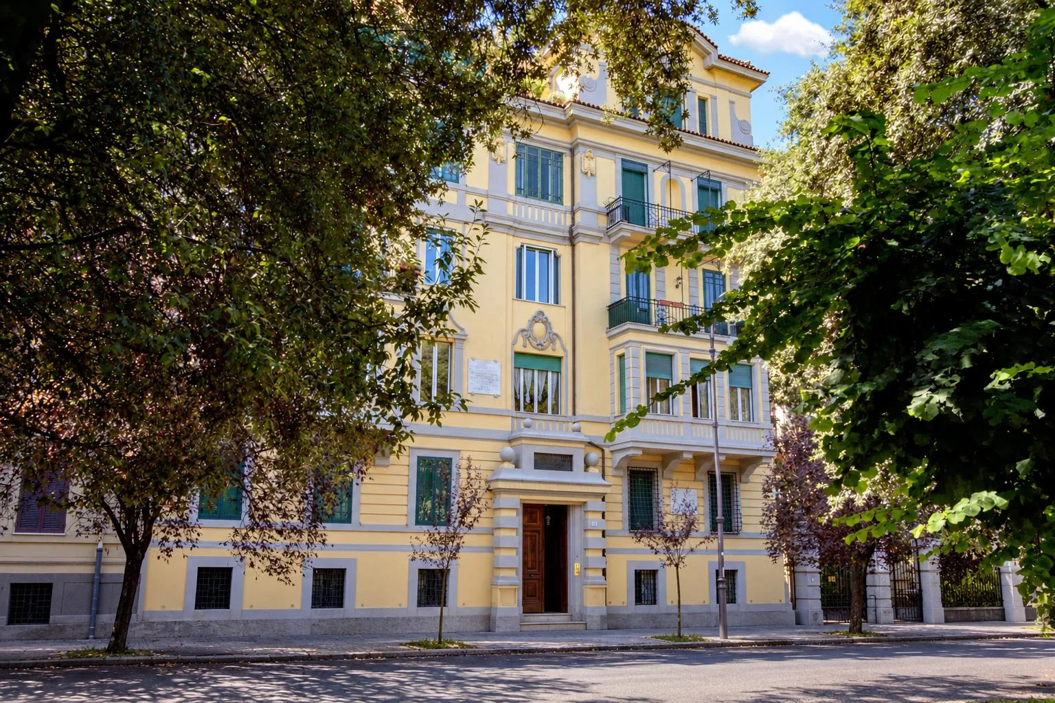 Il palazzo della sede Reel One nel quartiere Della Vittoria, a Roma, visto dalla strada fra gli alberi
