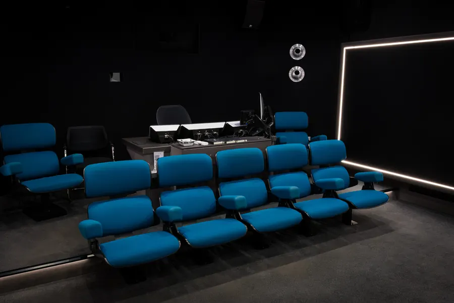 La sala cinema con le poltrone e lo schermo di proiezione