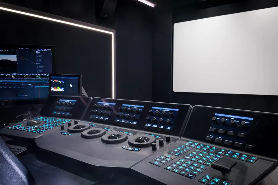 Il banco di controllo della sala cinema davanti allo schermo