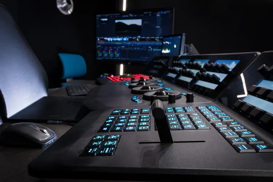 Il pannello di controllo della sala cinema con i monitor di servizio
