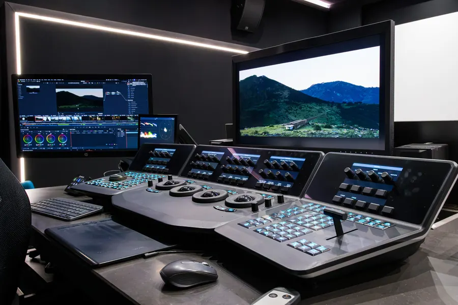 La sala di grading per la televisione, vista dalla postazione del colorist