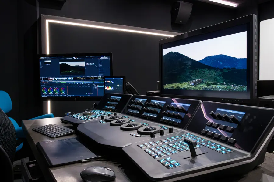 La sala di grading per la televisione con il monitor di riferimento