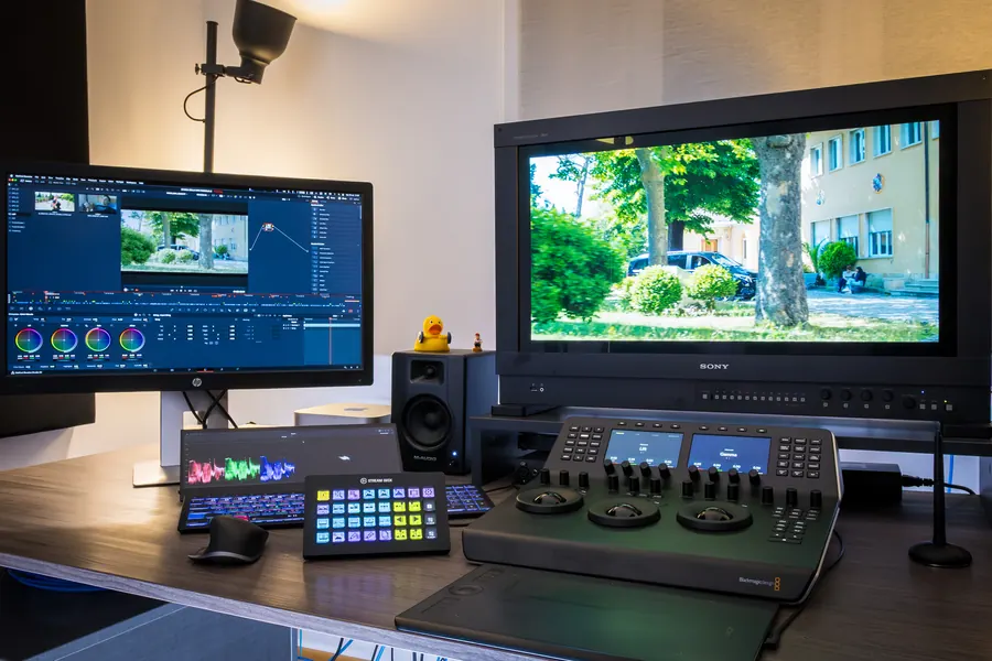 Sala di color grading HDR con monitor Sony di riferimento