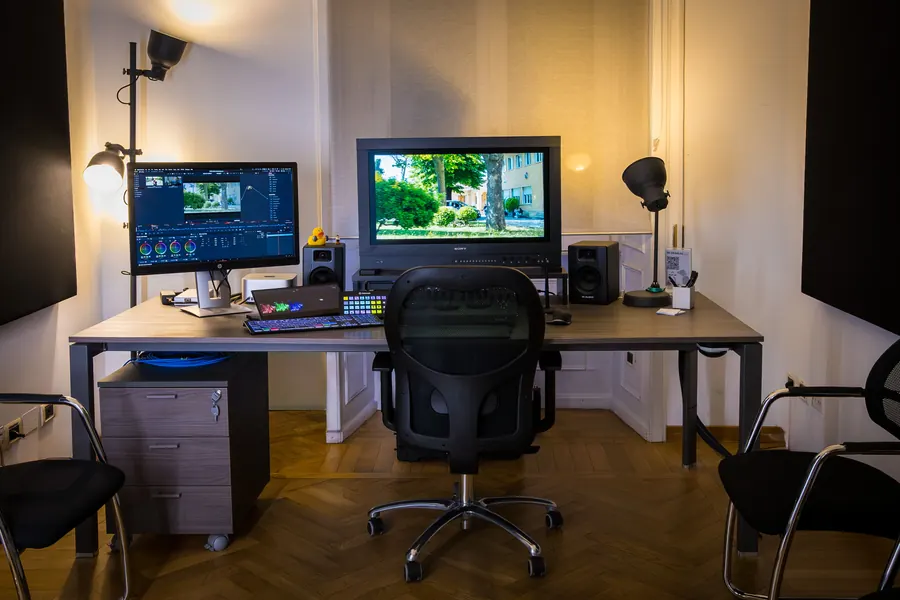 Una sala di color grading HDR vista per intero