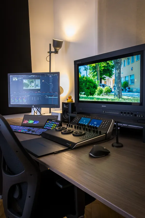 Sala di color grading HDR luminosa, con scrivania e monitor