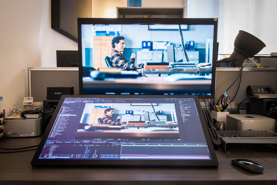 Postazione VFX con il girato sul monitor di controllo