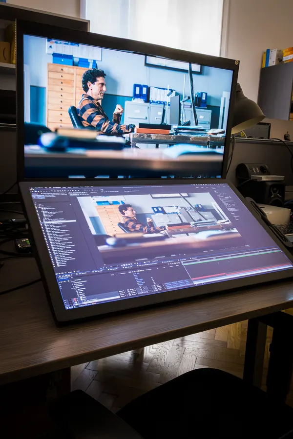 Postazione VFX vista di lato, con la tavoletta grafica