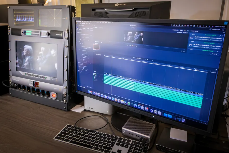 Postazione di finishing con la timeline e il monitor broadcast