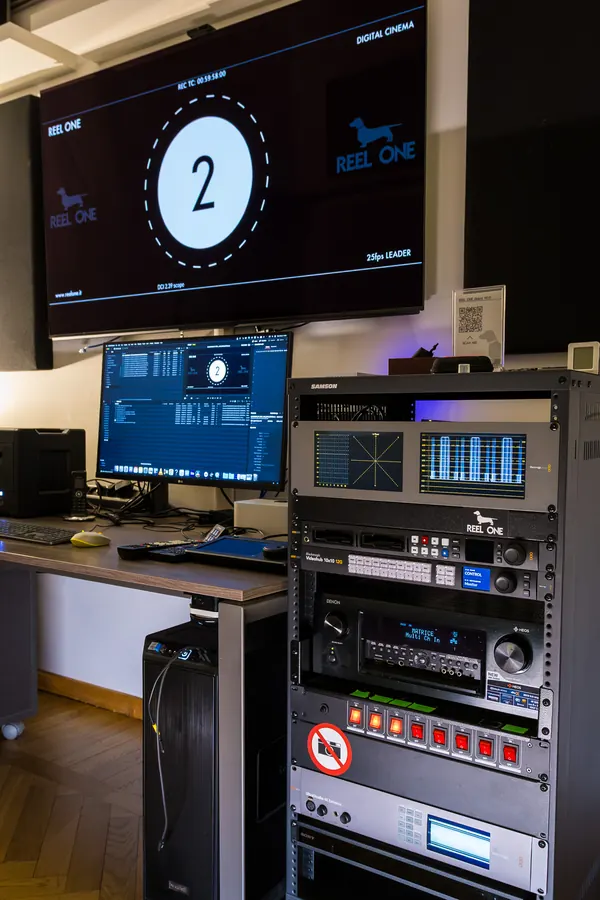 Il rack del controllo qualità con gli scope e il leader Reel One