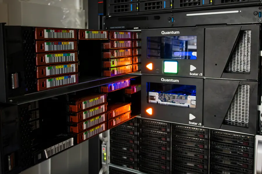 La libreria a nastri con le cartucce LTO e i server