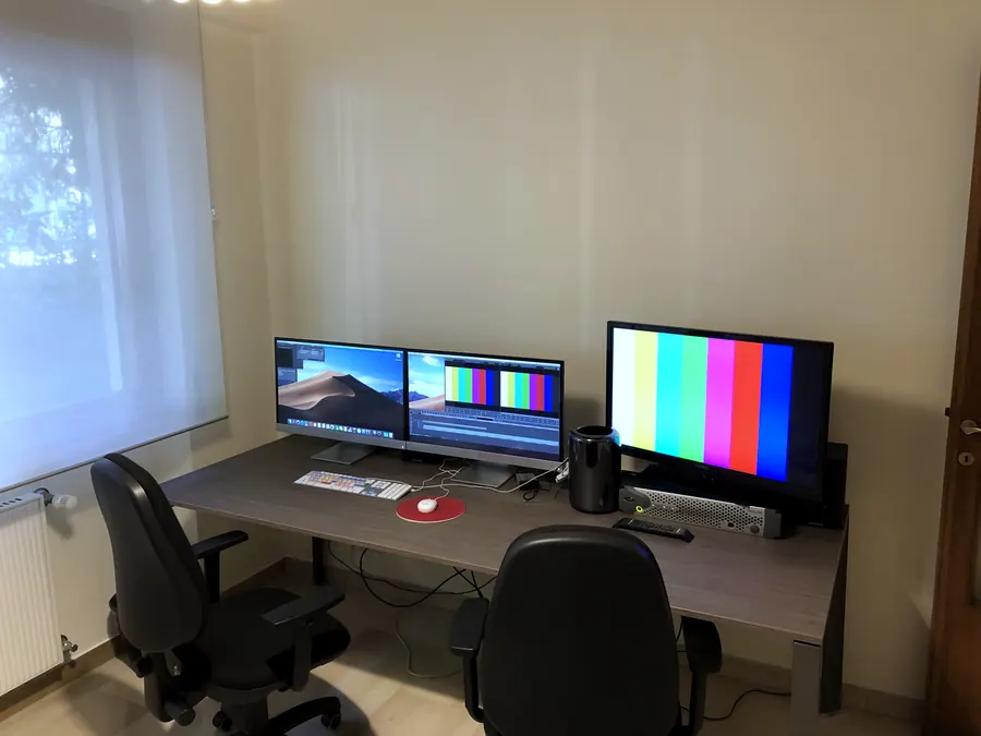 La postazione di una sala a noleggio, con due monitor e monitor di riferimento