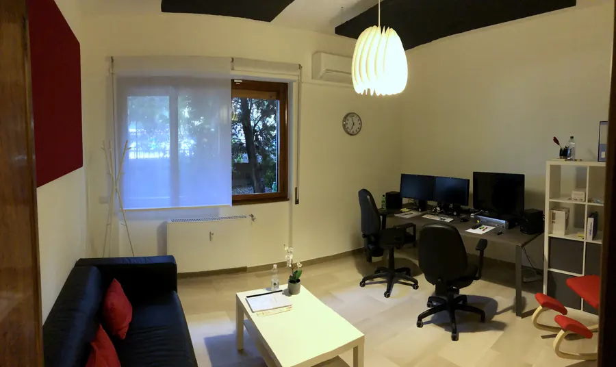 Sala a noleggio con pannello acustico rosso vista dall'ingresso
