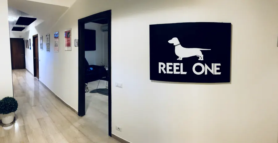 Il corridoio delle sale a noleggio, con l'insegna Reel One