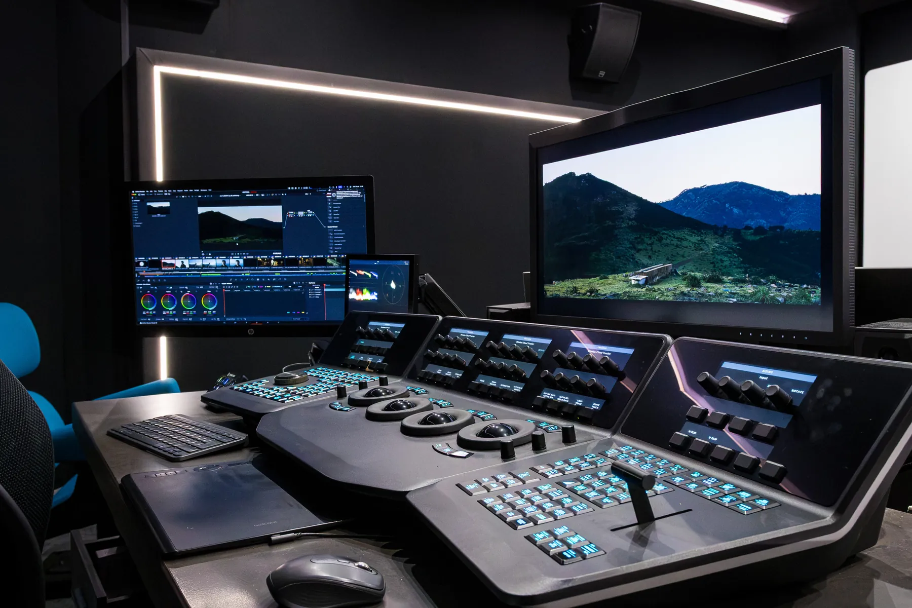 Sala color grading con pannello di controllo e monitor di riferimento
