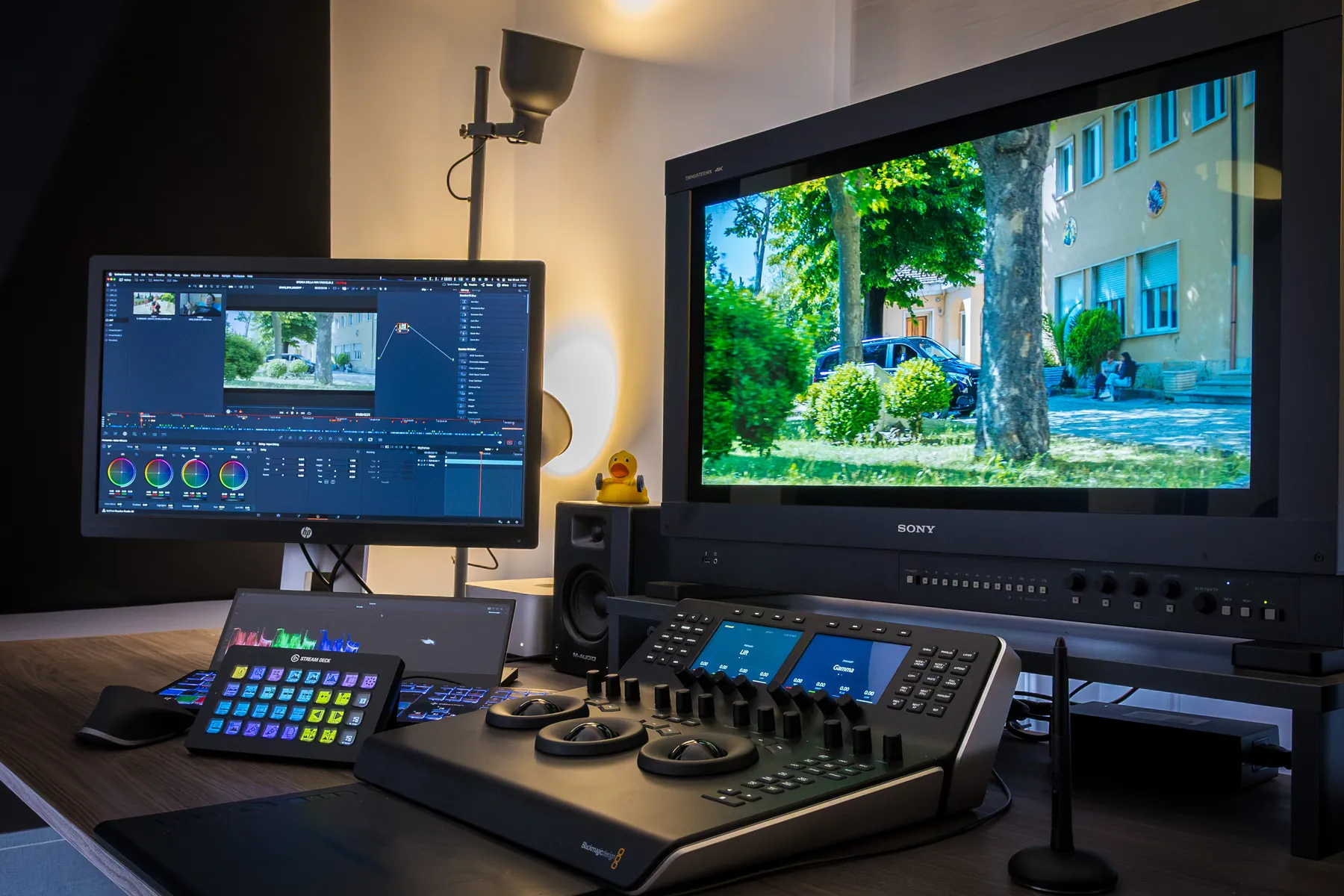 Una sala di color grading HDR, con monitor di riferimento Sony e pannello color