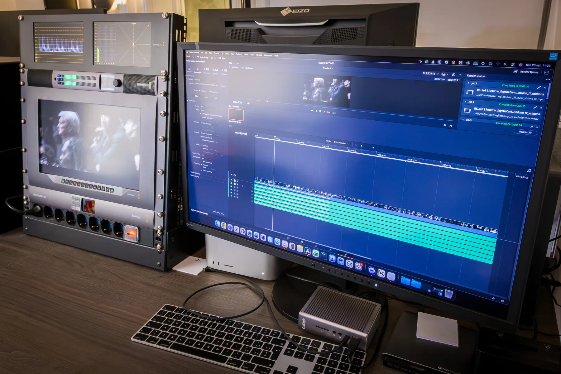 Postazione di conforming: timeline di montaggio e monitor broadcast con gli scopes