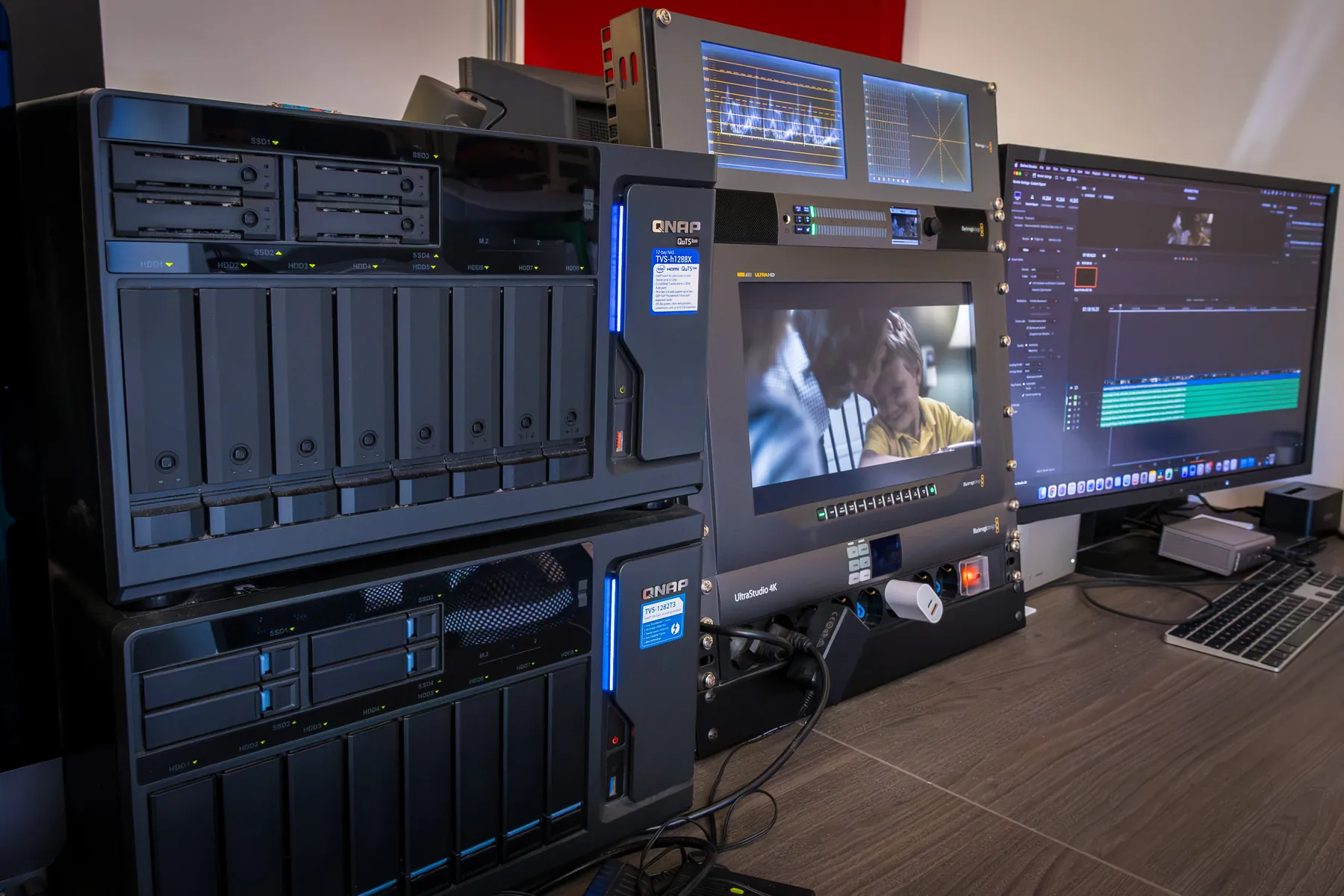 Rack di server e monitor broadcast nella sala dailies