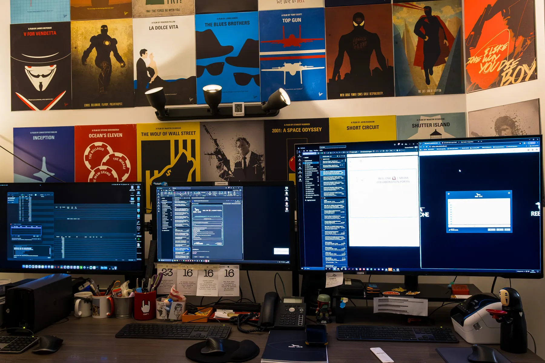 Postazione di lavoro davanti a una parete di poster di film