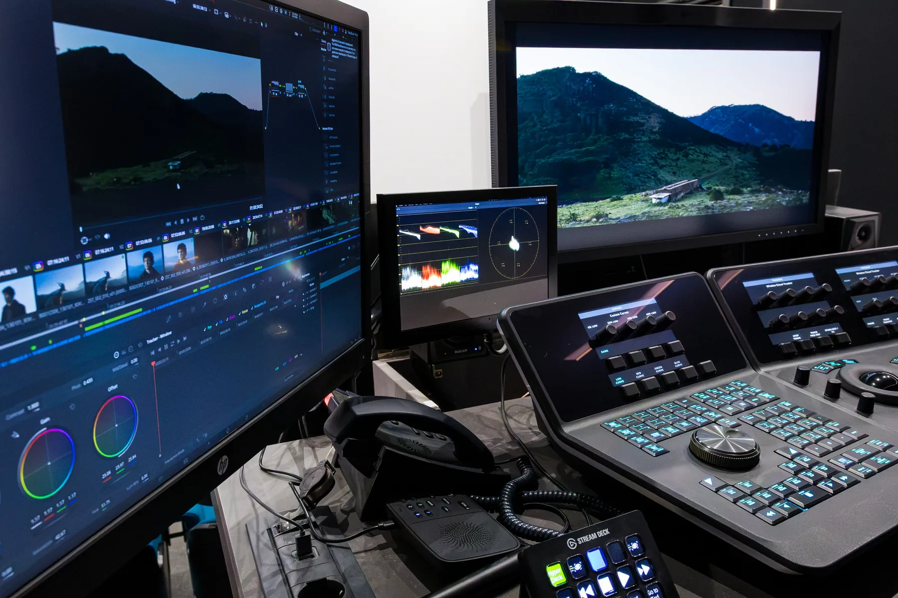 Sala di grading dedicata, con monitor di riferimento e pannello di controllo