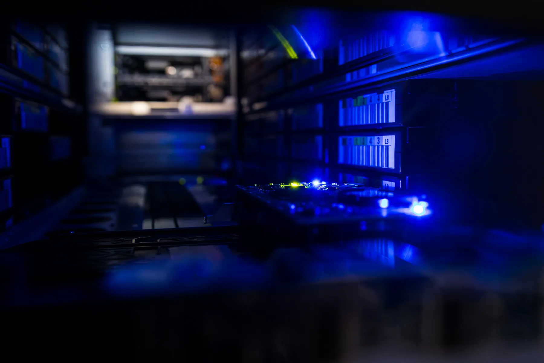 La sala macchine, illuminata di blu