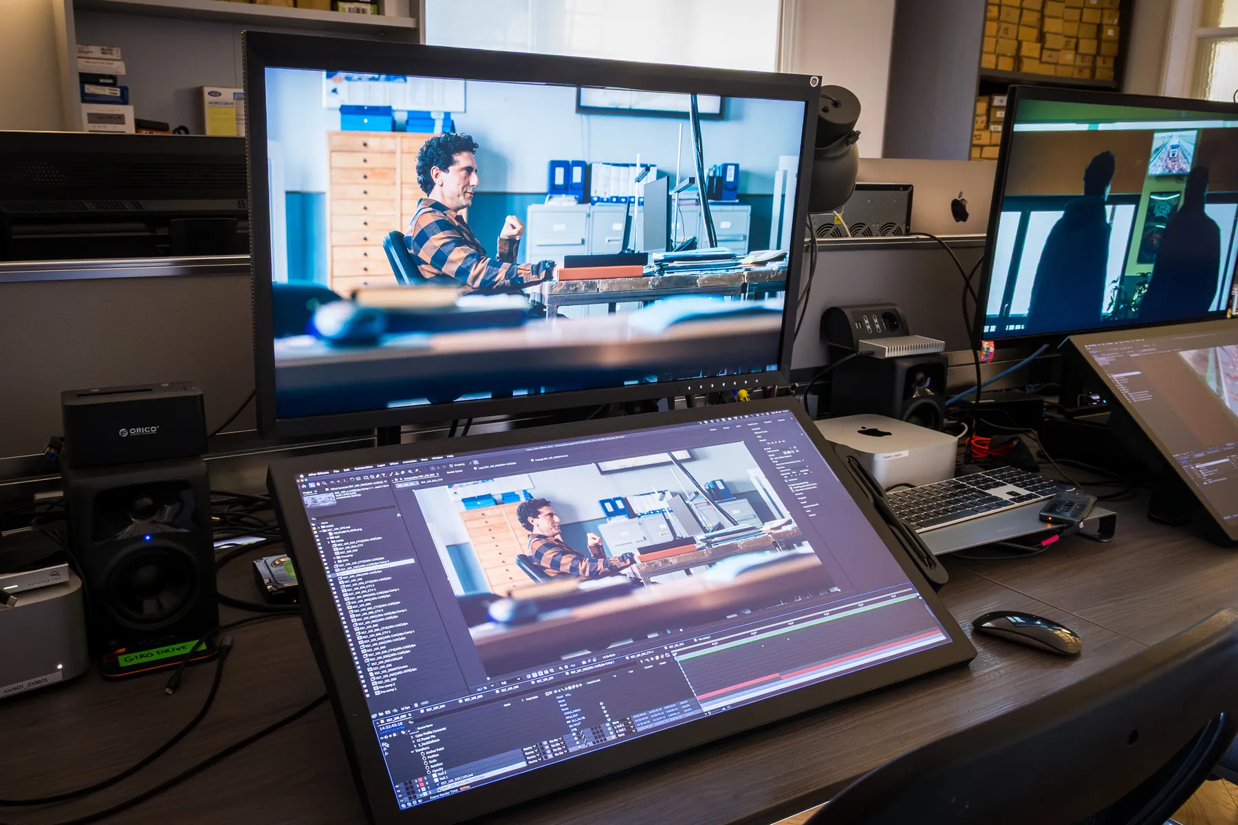 Una postazione di lavorazione con monitor di controllo e tavoletta grafica